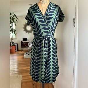 Ann Taylor Verbena Wrap Dress Leaf Print in Navy/Hunter Green Size 4P, MSRP $119